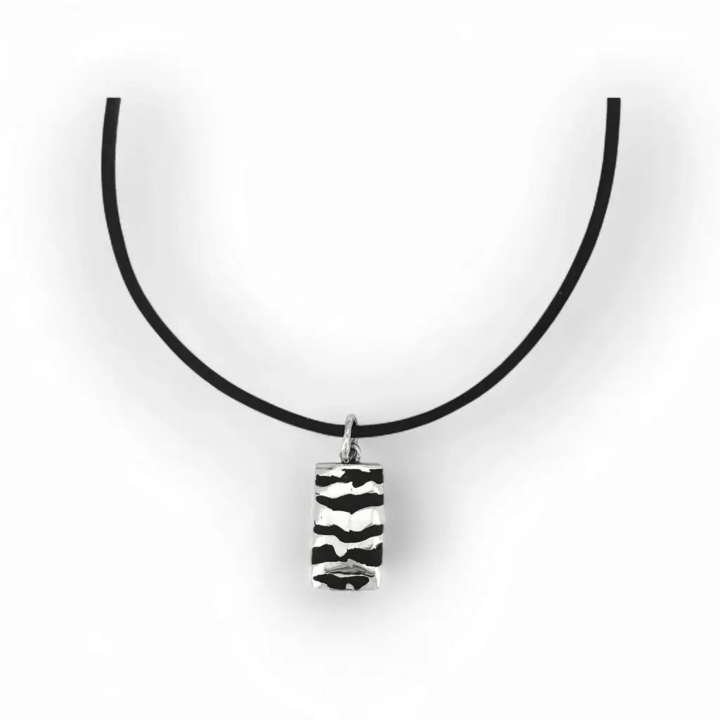 DIJE DE CUADRO FELINO CON RAYAS VERTICALES